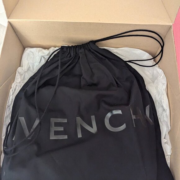 Givenchy Small Antigona bag in grained leather - Picture 2 of 11